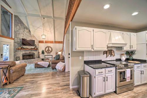 Apartamento Sky Valley Resort Home With Tree-lined Views!