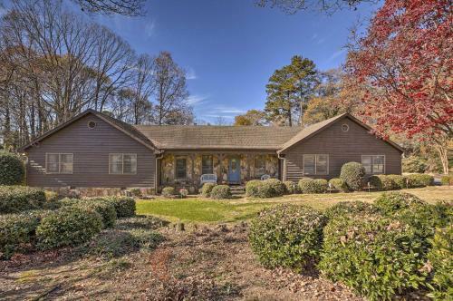 Inviting Duluth House With Deck - 22 Mi To Atl!