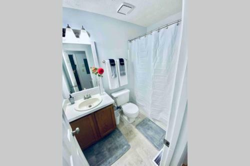 Cozy Chic Hideaway ( 4 Bedroom Townhome)