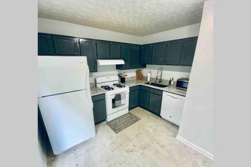 Cozy Chic Hideaway ( 4 Bedroom Townhome)