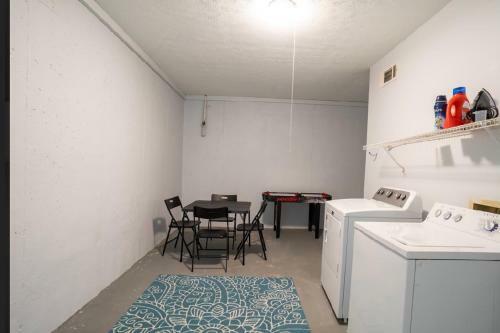 Cozy Chic Hideaway ( 4 Bedroom Townhome)