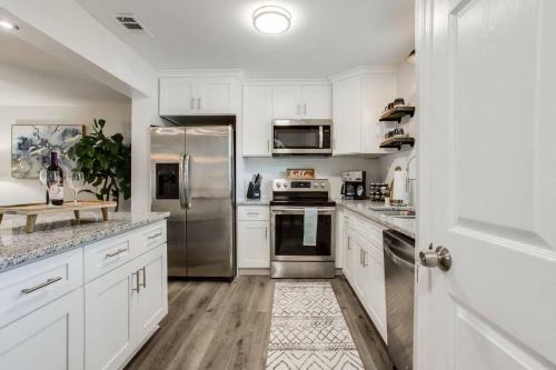 Modern + Cozy Townhome - Minutes To Avalon W/king