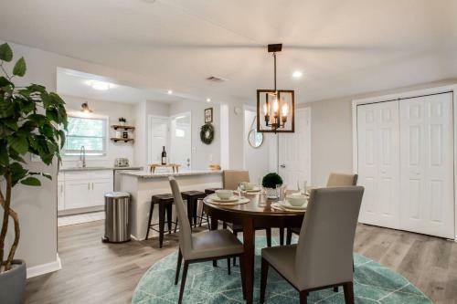Modern + Cozy Townhome - Minutes To Avalon W/king