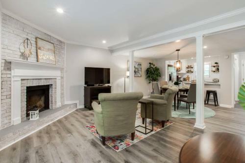 Modern + Cozy Townhome - Minutes To Avalon W/king