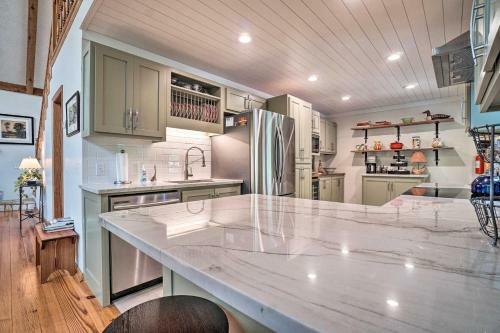 Cozy Cabin With Deck 4 Mi To Dining And Hiking!