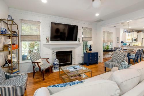 3 Bedroom 3 Bath House On Broadway St