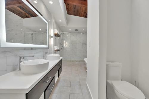 Hawaiian Dream - Beachfront Oceanfront Paradise, Villa