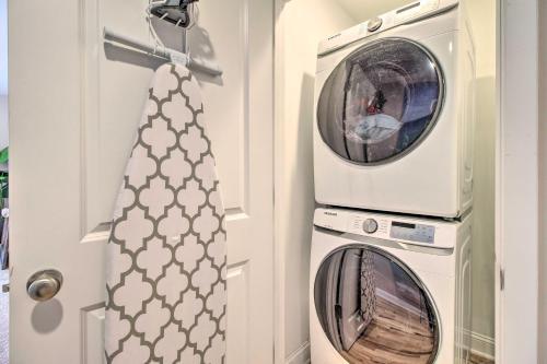 Bright Tybee Island Townhome Walk To Beach!