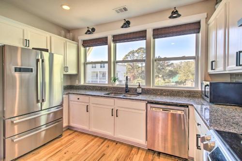Bright Tybee Island Townhome Walk To Beach!
