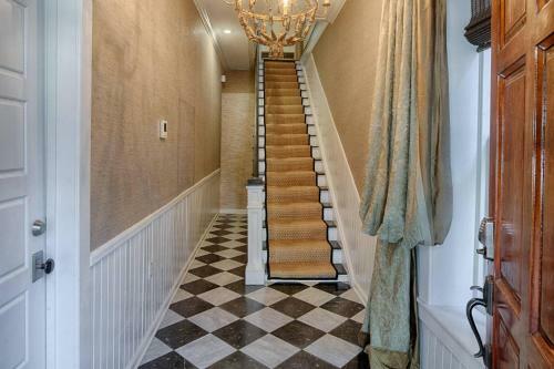 Chateau On Charlton By Lucky Savannah