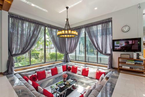 Stylish 2-villa Combination By Hi At Home