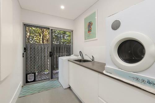 5 Bedroom Beachside Entertainer By Uholiday