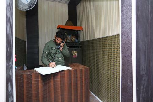 Oyo 28227 Hotel Abhinandan