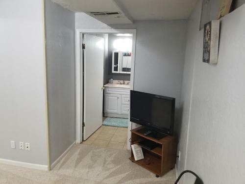 Villa Completebnb Presents Mkt718, Epigrammatic 2br 1 Bath Lower Unit