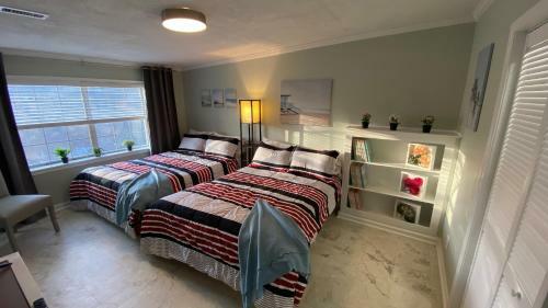 Here It Is! Cool Cape Cod-3 Br-2.5 Bath-12 Guests