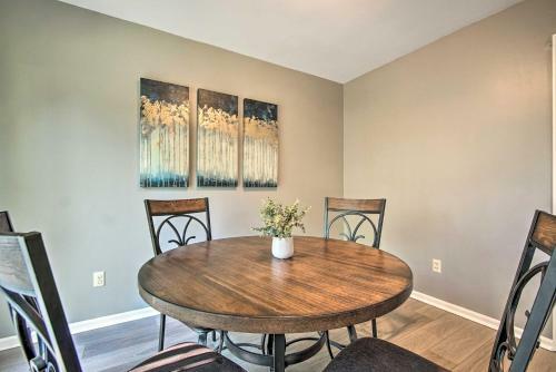 Modern Townhome With Fireplace Near Stoll Park