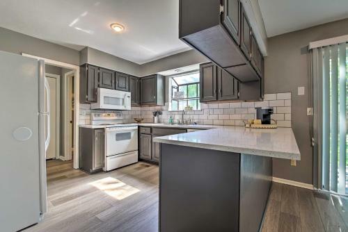 Modern Townhome With Fireplace Near Stoll Park