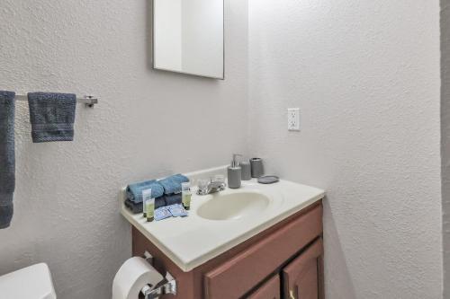 Entire Apartment With 75 Walk Score Getaway