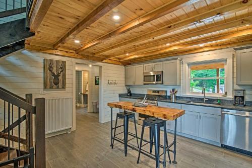 2-acre Lakefront Greenville Home With Cottage And Dock