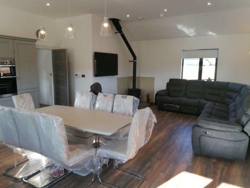 Lovely 3-bed Cabin In Meigh