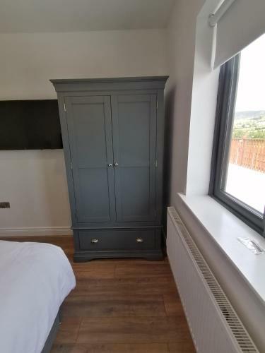 Lovely 3-bed Cabin In Meigh