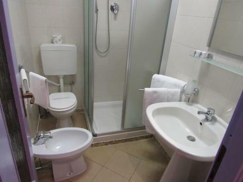 Hostal B&B The Sun Swimming & Pool