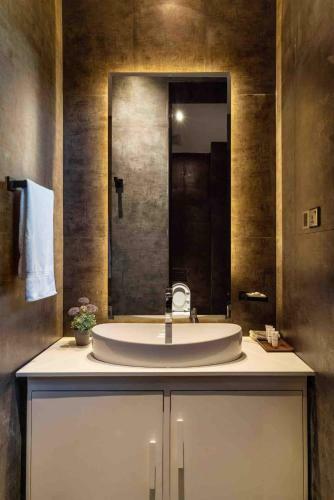 Ultramodern Riverfront Villa With Infinity Pool