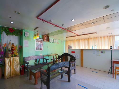 Hotel Vaccinated Staff - Oyo 677 Roseate Pensione