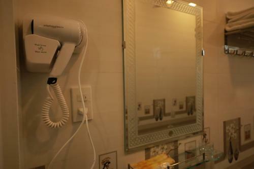 Ves - Pa Luxury Hotel