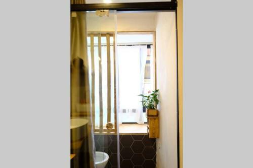 Apartamento Lotushomestayhanoi - Wood & White