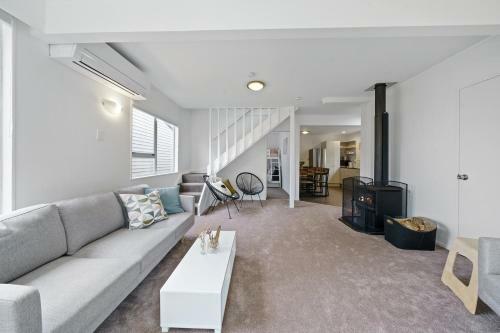 Coastal Treasure - Waikanae Beach Holiday Home