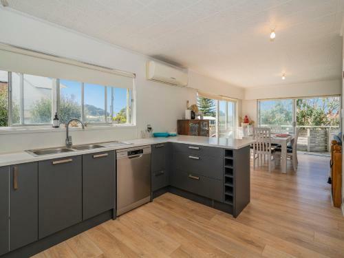 Bach On Pipi - Whangamata Holiday Home