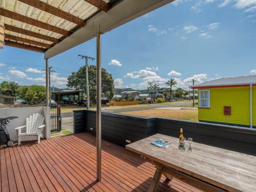 Castaway Bach - Whangamata Holiday Home