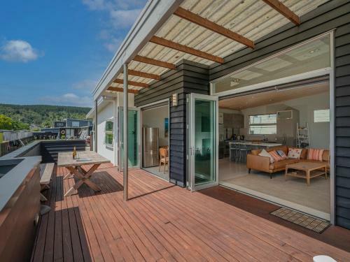 Castaway Bach - Whangamata Holiday Home