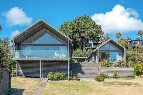 Oneroa Beachfront Apartment