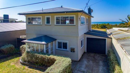 Taranaki Beach House - Great Sea Views