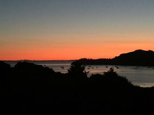 Oneroa Holiday Retreat With Seaview Plus Car