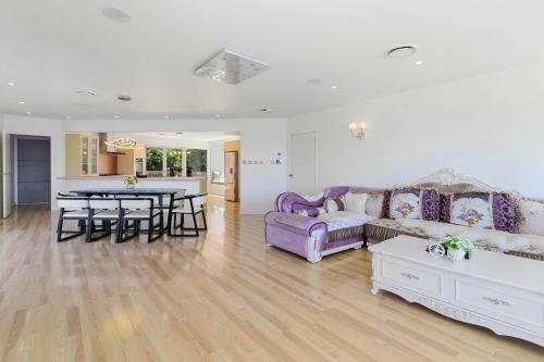 Villa Luxury Lakeside Retreat