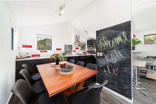 Modern Family Home Cbd 1 Min Walk