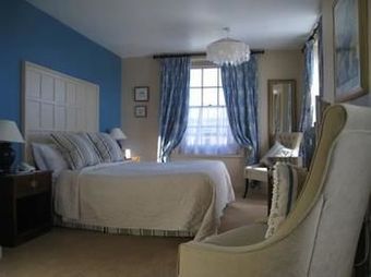 The Golden Fleece Hotel