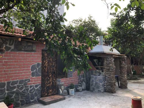 Hostal Mzeos House