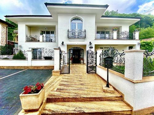 Sarada Boutique Luxury Apartment