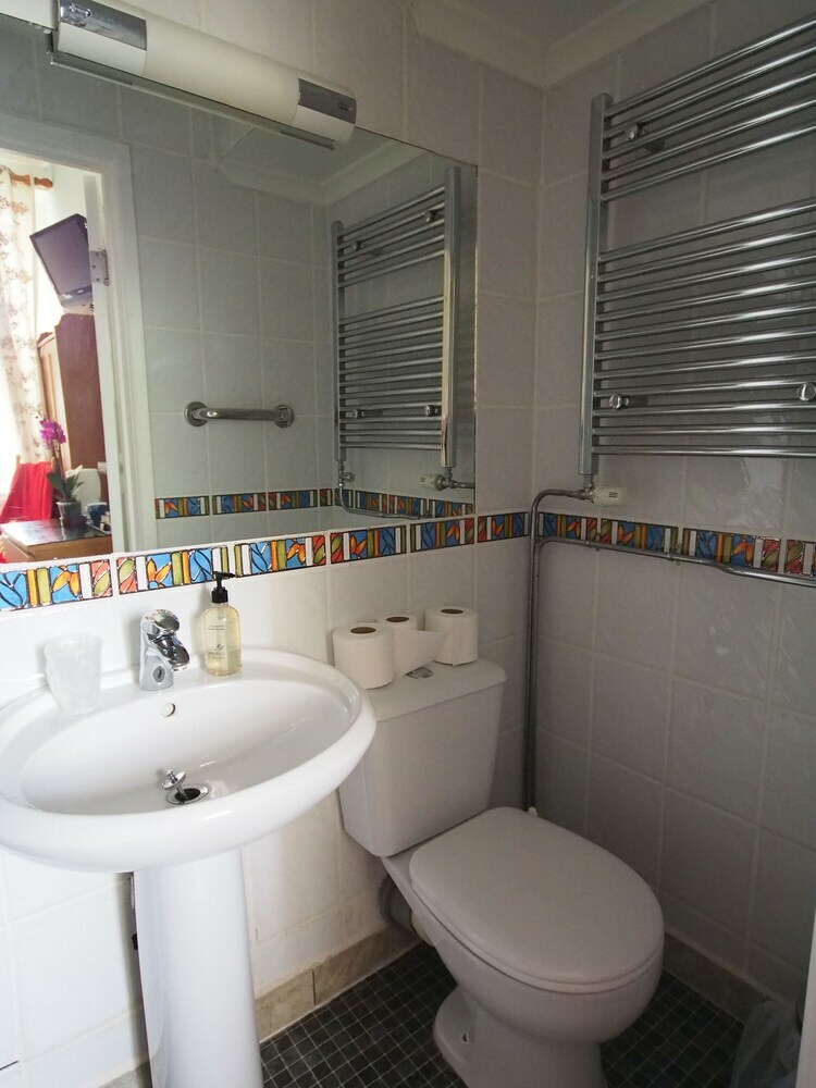 Hostal Leonardos Guest House