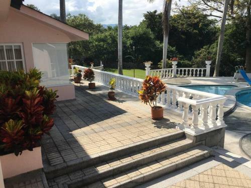 Hermosa Villa - Piscina - Jacuzzi - Jardines