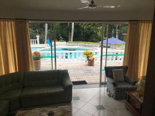 Hermosa Villa - Piscina - Jacuzzi - Jardines