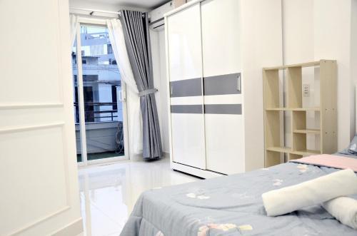 Smiley Apartment 8