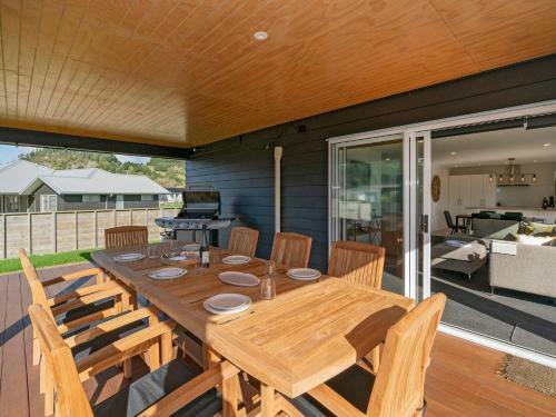 Sundaze Escape - Cooks Beach Holiday Home