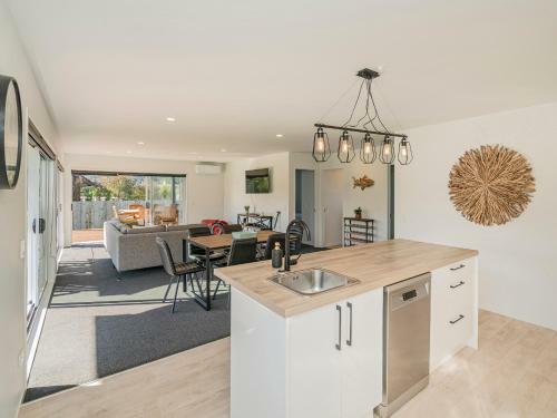 Sundaze Escape - Cooks Beach Holiday Home