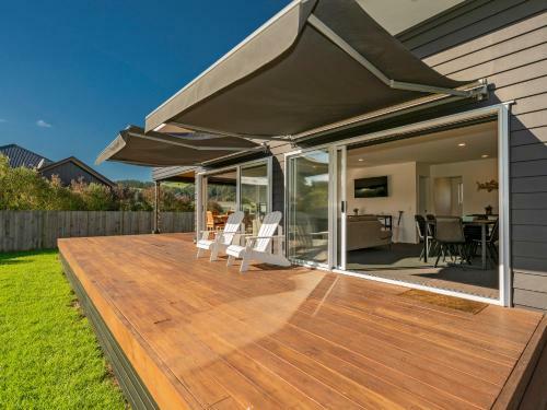 Sundaze Escape - Cooks Beach Holiday Home