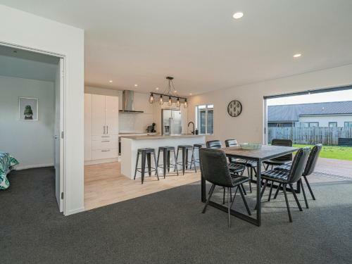 Sundaze Escape - Cooks Beach Holiday Home
